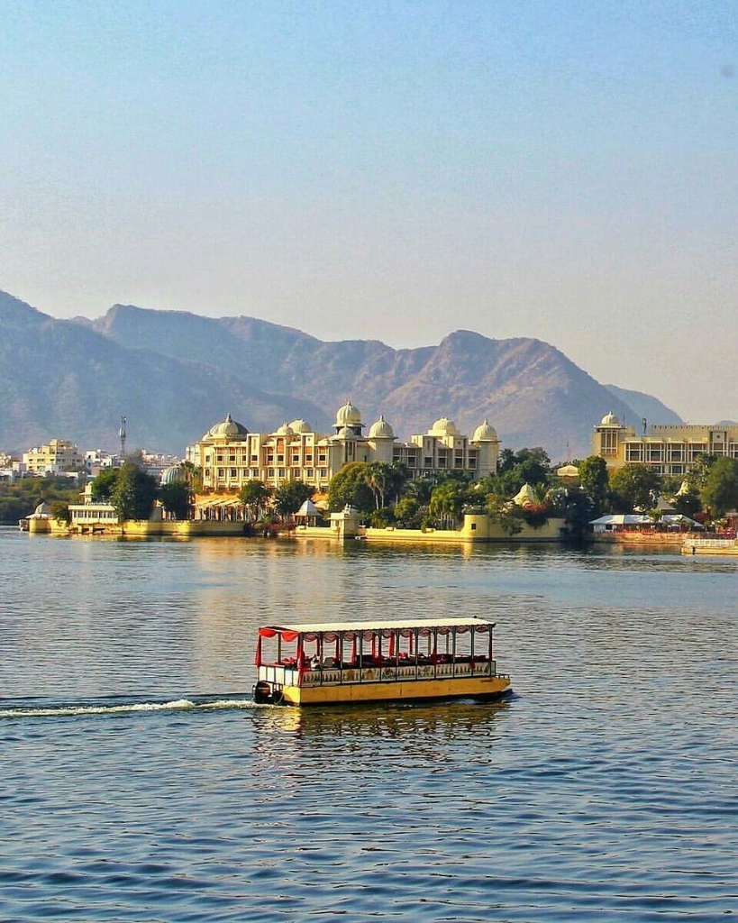 Trippy Travels - Rajasthan - Lake Pichola Travel Experience Lake Pichola in Rajasthan for Trippy Travels destination guide and curated itinerary